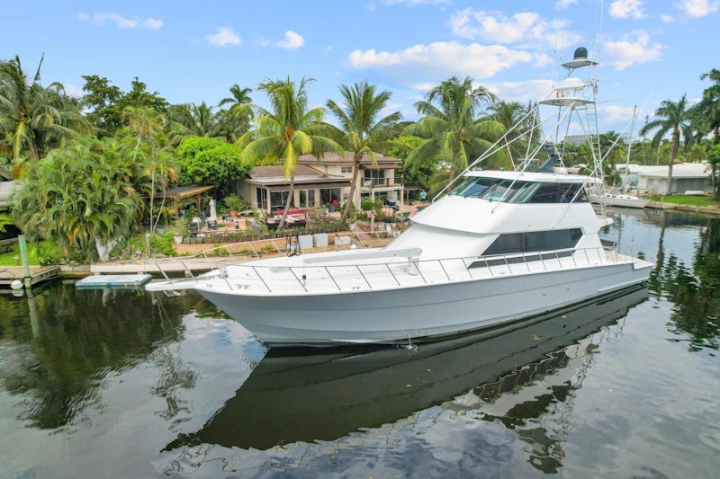 Hatteras 82 Convertible Yacht For Sale