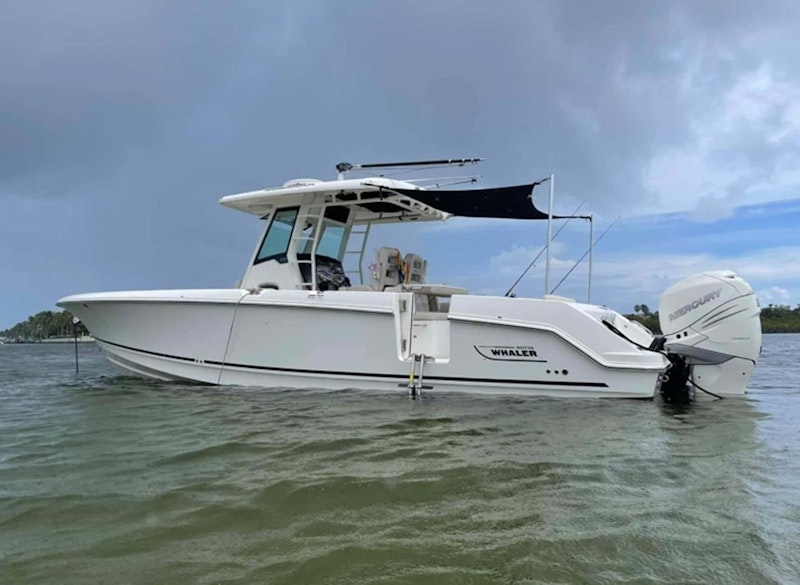 Boston Whaler 330 Outrage Yacht For Sale