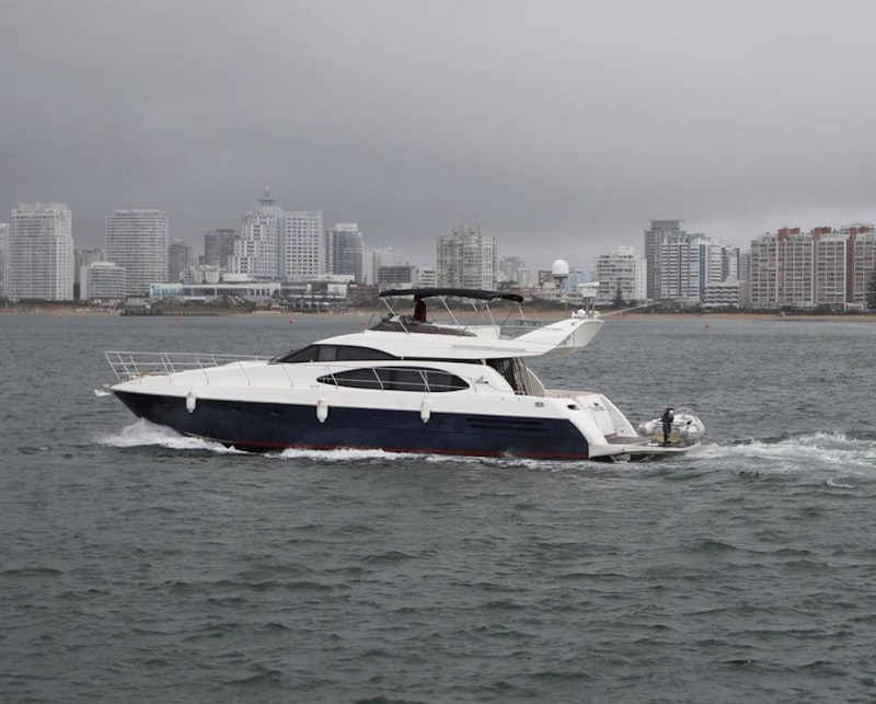 Azimut 58 Flybridge Yacht For Sale