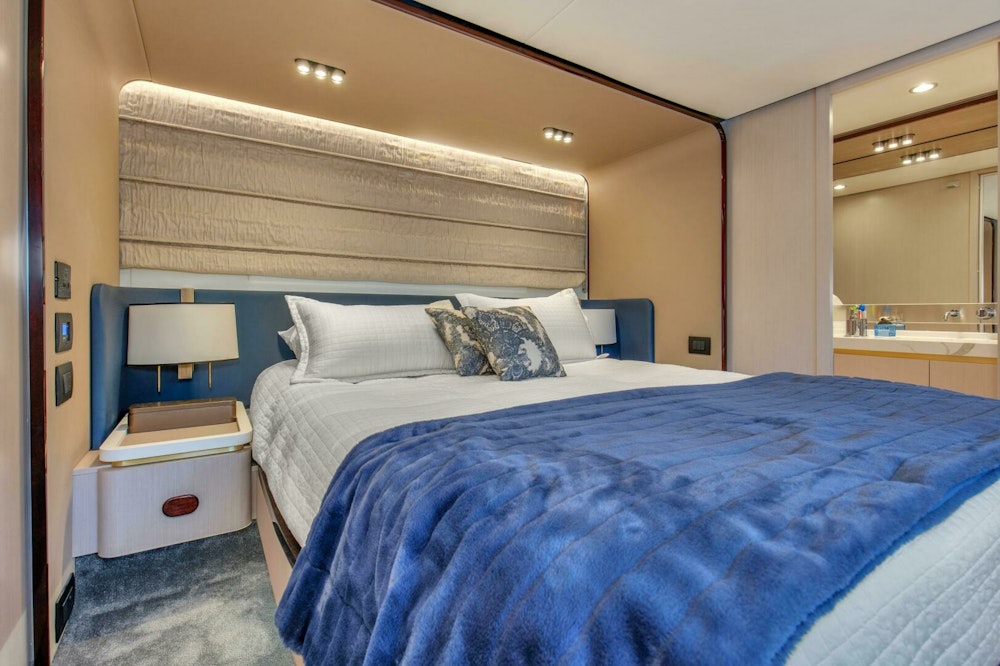 Azimut 60 Flybridge Yacht For Sale