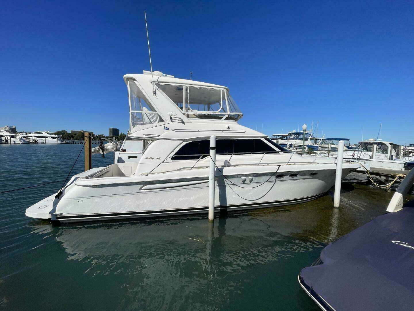 リピーテッド('14米/英/仏/スウェーデン) 1998 Sea Ray 480 Sedan Bridge 48' Yacht For Sale | MAX SEA