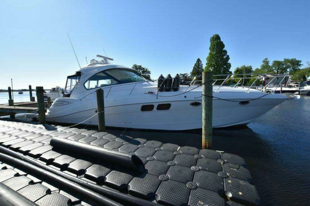 Four Winns V458 Yacht For Sale