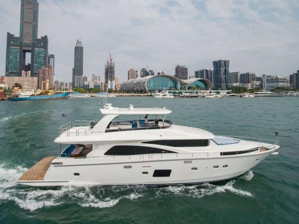 Johnson Flybridge w/Hydraulic Platform Yacht For Sale