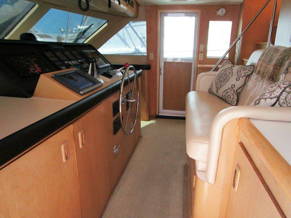 Hatteras Sport Deck Motor Yacht Yacht For Sale