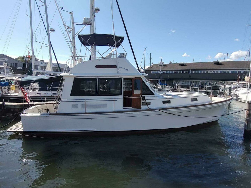 Grand Banks Eastbay 40 Flybridge Yacht For Sale