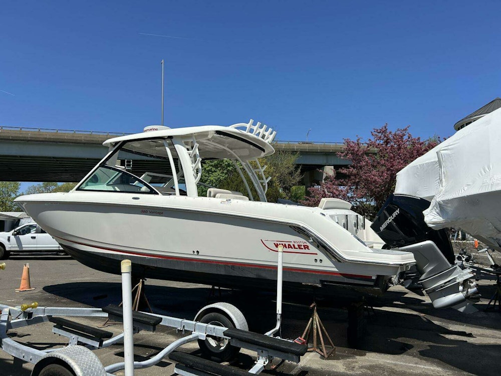 Boston Whaler 320 Vantage Yacht For Sale