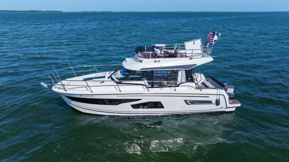 Jeanneau NC 1095 Fly Yacht For Sale