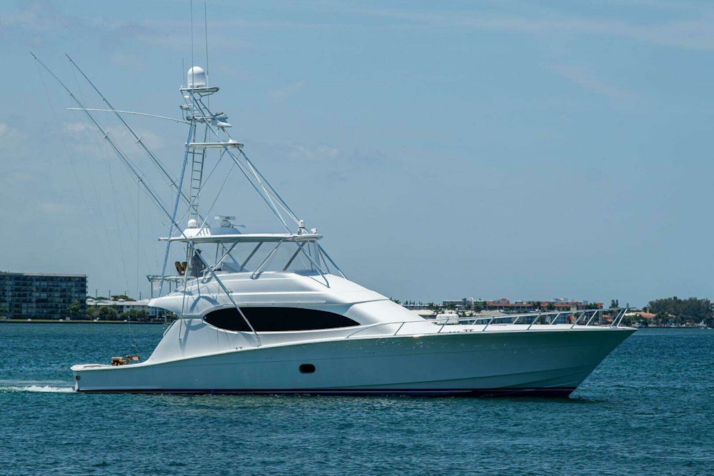 Hatteras 68 Convertible Yacht For Sale