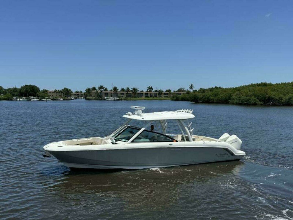 Boston Whaler 320 Vantage Yacht For Sale