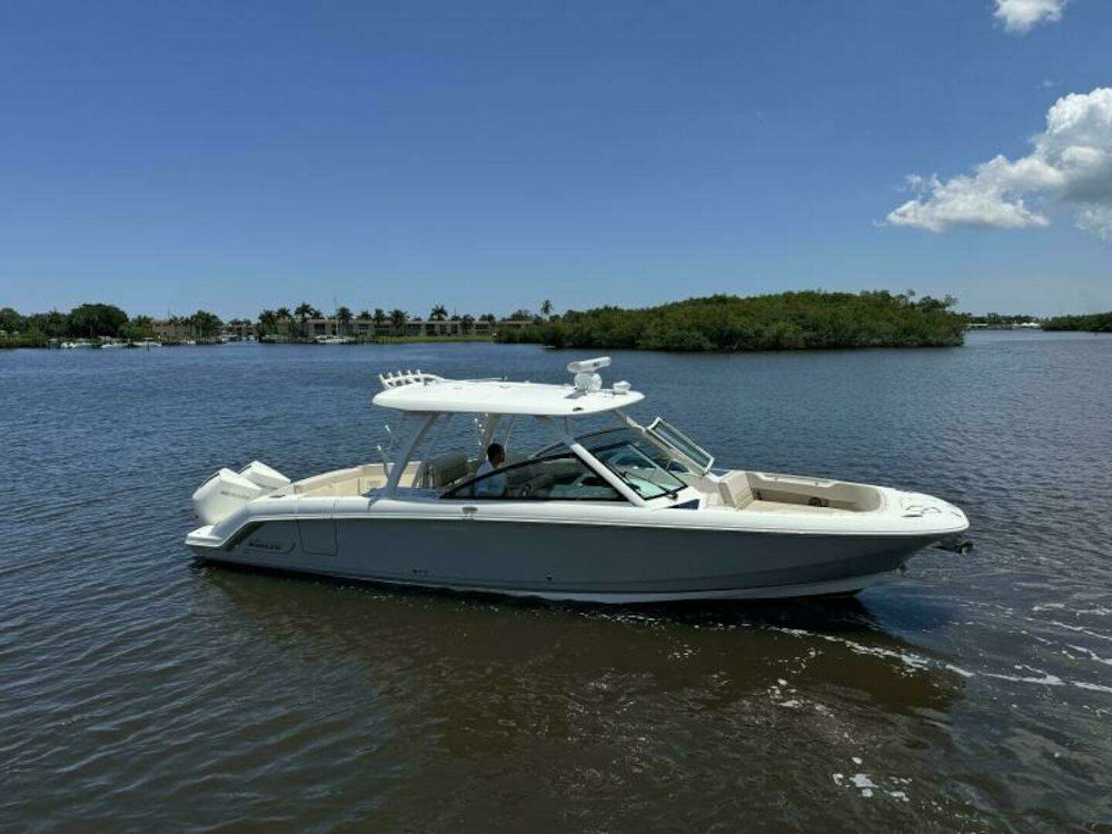 Boston Whaler 320 Vantage Yacht For Sale