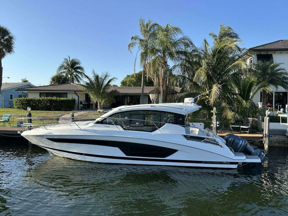 Four Winns Vista 355 Coupe Yacht For Sale