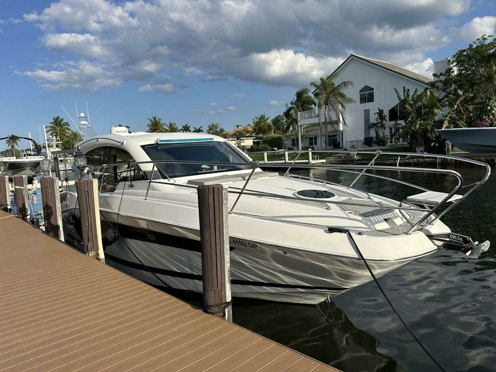 Four Winns Vista 355 Coupe Yacht For Sale