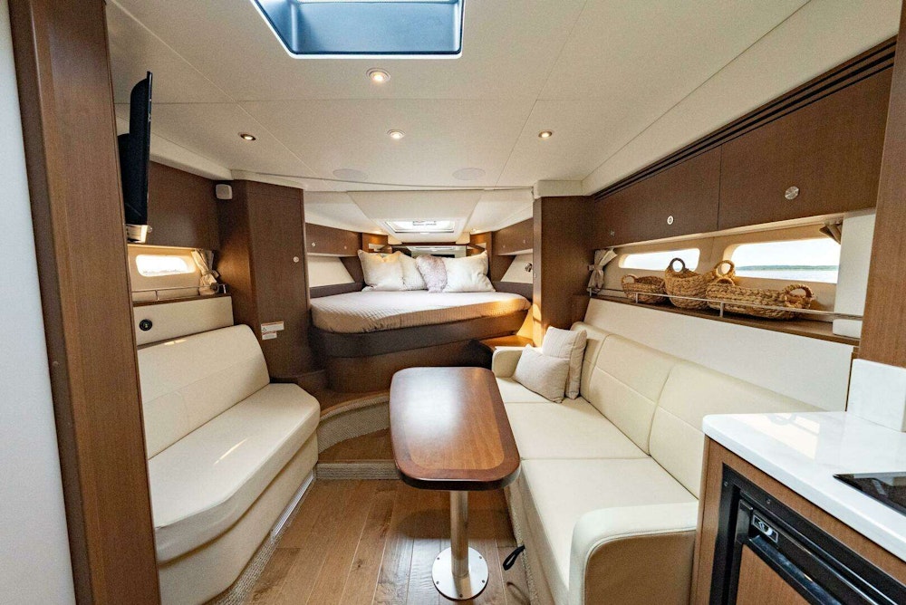 Sea Ray Sundancer 350 Coupe Yacht For Sale