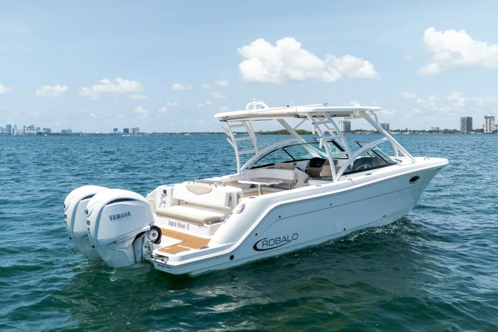 Robalo R317 Dual Console Yacht For Sale