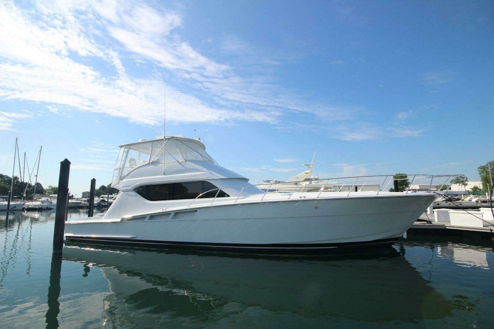 Hatteras 60 Convertible Yacht For Sale