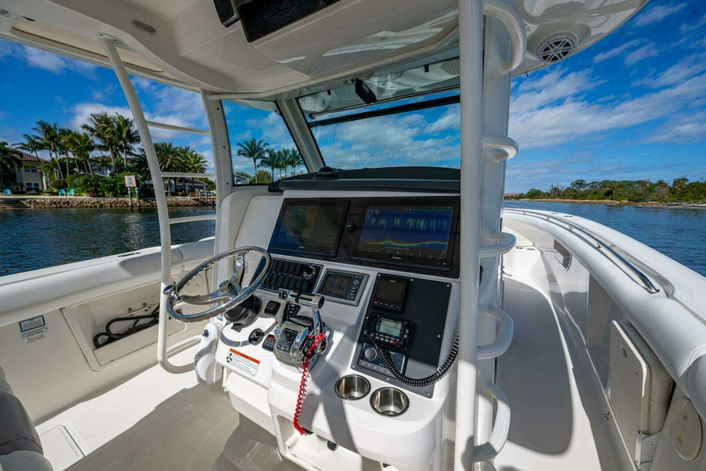 Boston Whaler 370 Outrage Yacht For Sale