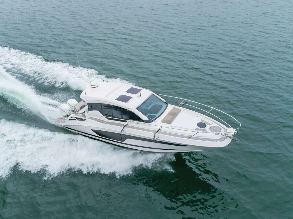 Four Winns Vista 355 Coupe Yacht For Sale