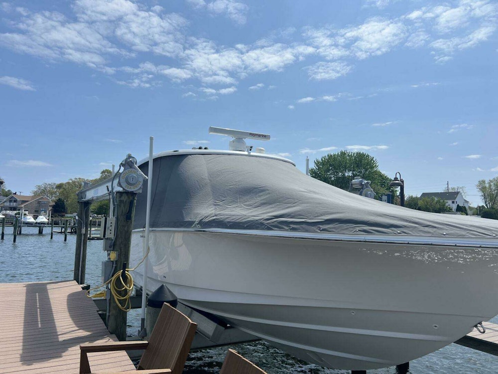 Boston Whaler Realm (SeaKeeper) Yacht For Sale