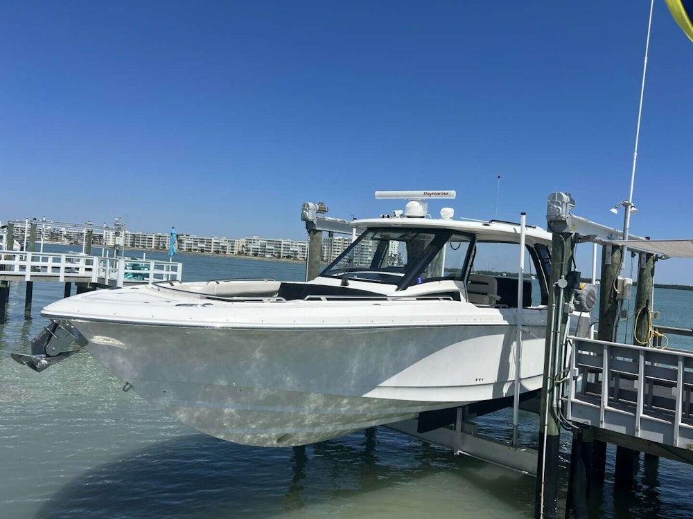 Boston Whaler Realm (SeaKeeper) Yacht For Sale