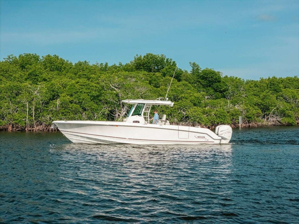 Boston Whaler 330 Outrage Yacht For Sale
