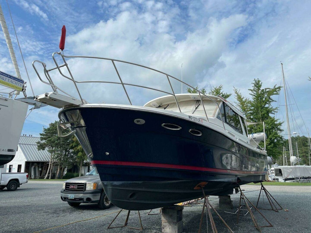 Cutwater 30 Sedan Yacht For Sale