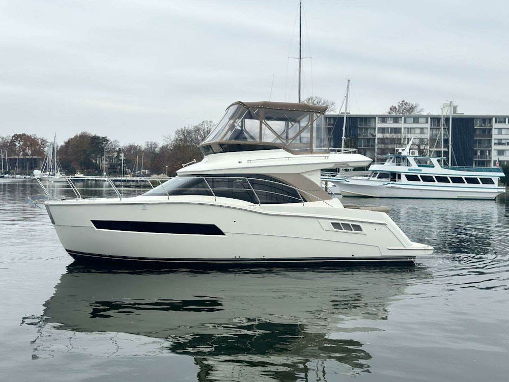 Carver C34 Command Bridge Yacht For Sale