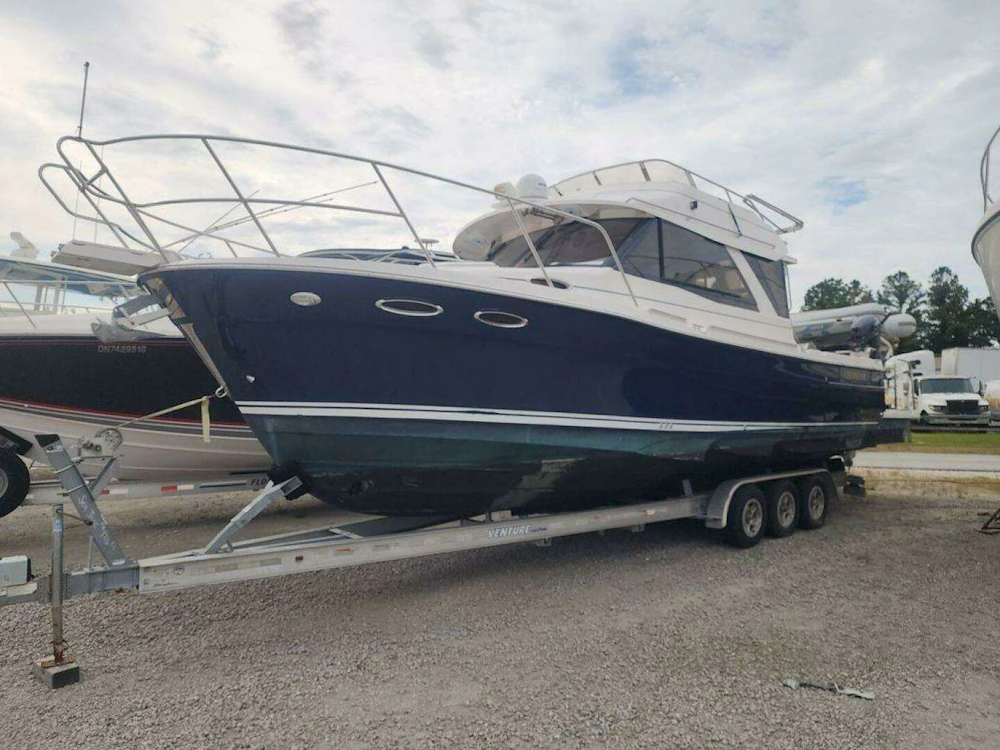 Cutwater C-32 CB Yacht For Sale