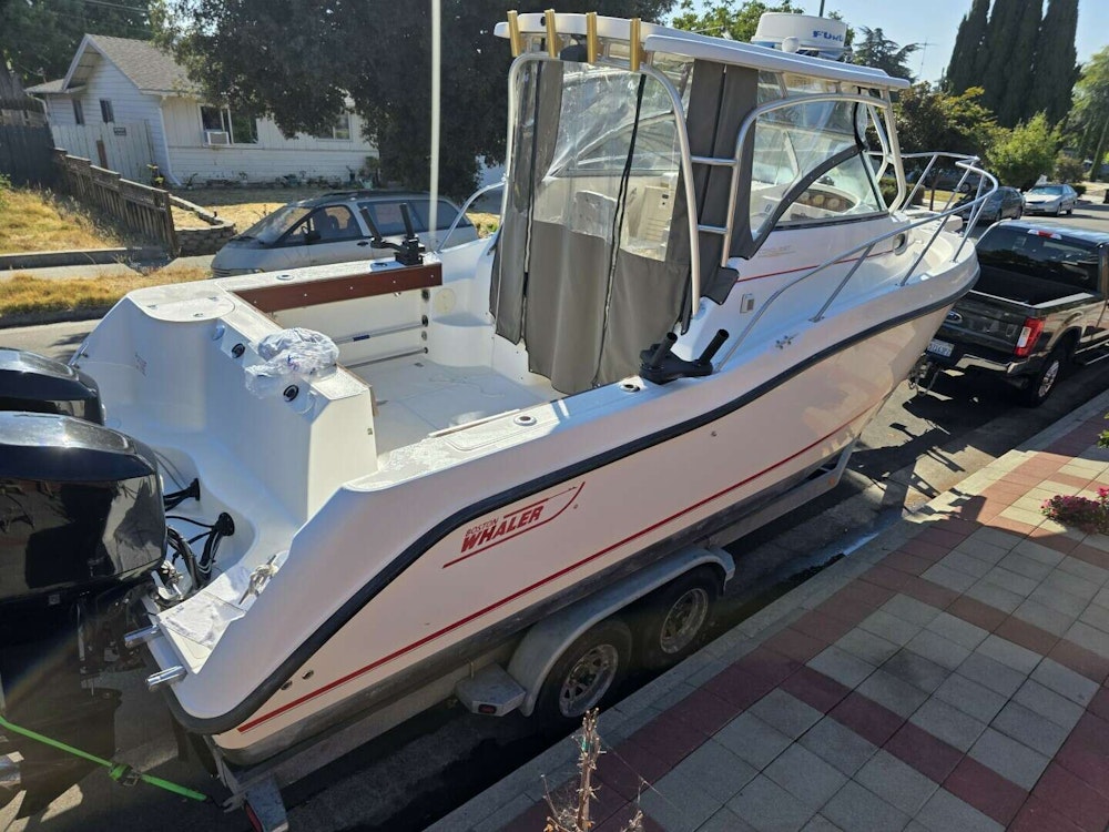 Boston Whaler 255 Conquest Yacht For Sale