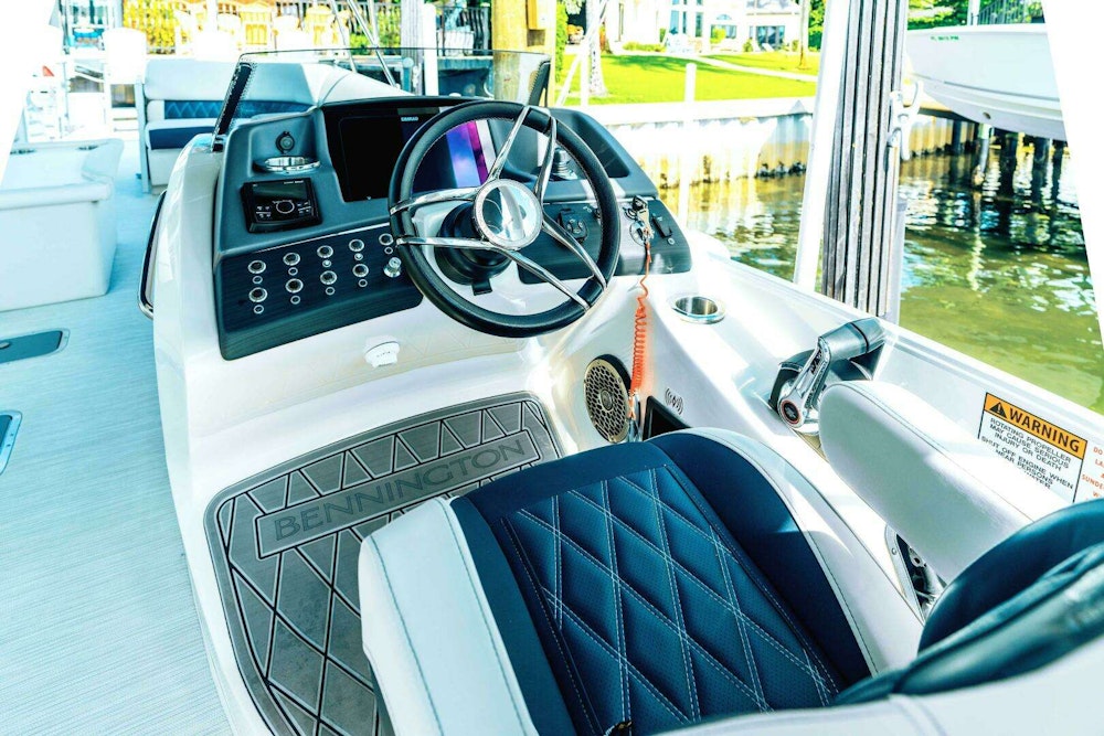 Bennington QSBAX2 Swingback Yacht For Sale