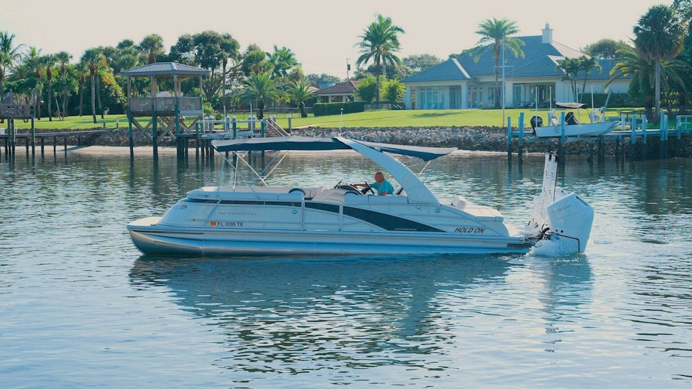 Bennington QSBAX2 Swingback Yacht For Sale