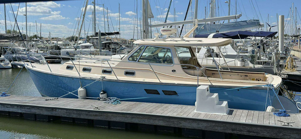 Island Packet 360 Hardtop Express Cruiser Yacht For Sale