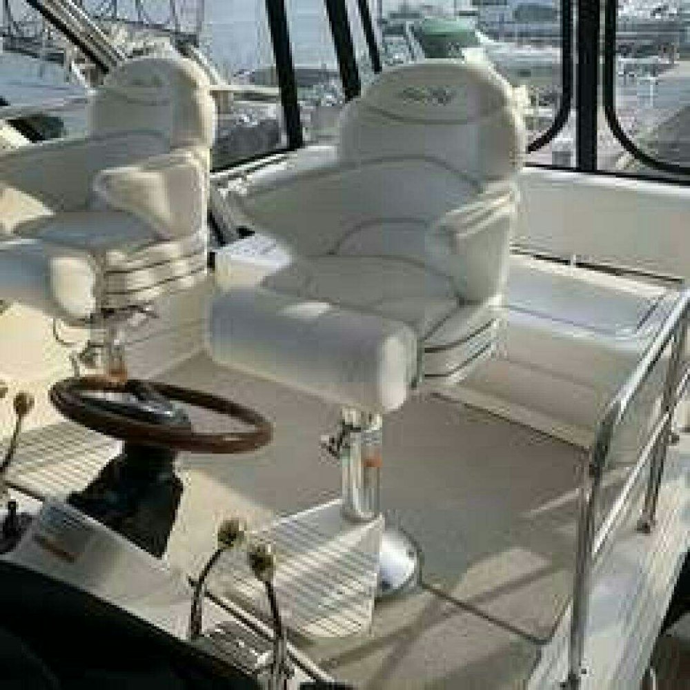 Sea Ray 529 Sedan Bridge Yacht For Sale