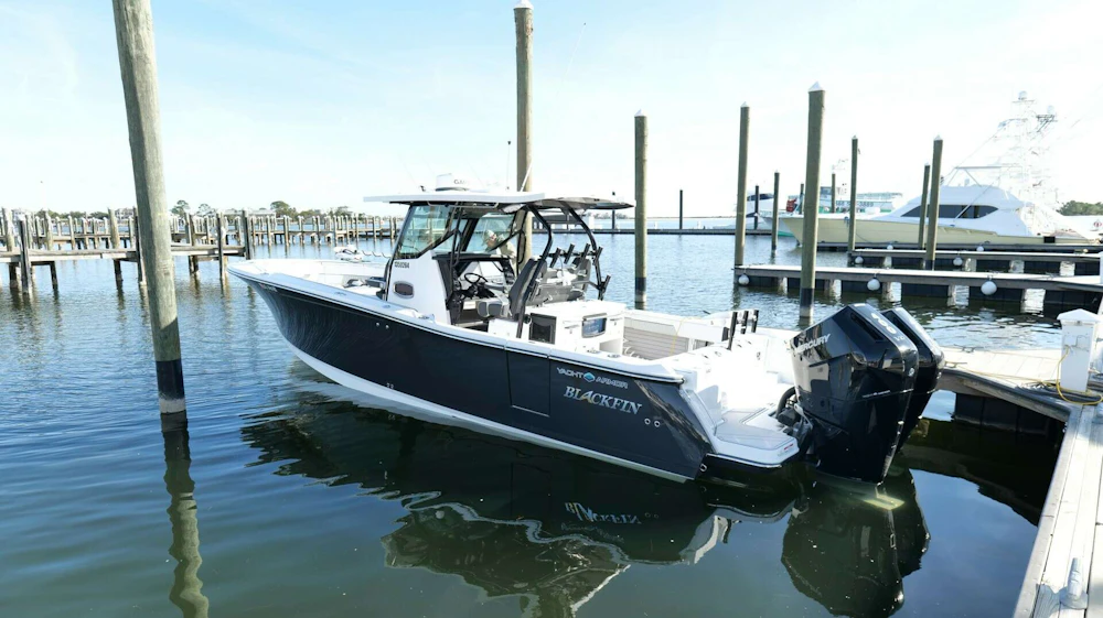 Blackfin 332 CC Yacht For Sale