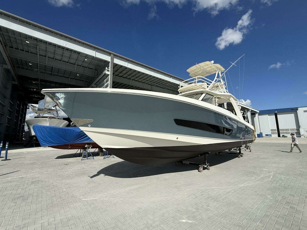 Boston Whaler 420 Outrage Yacht For Sale