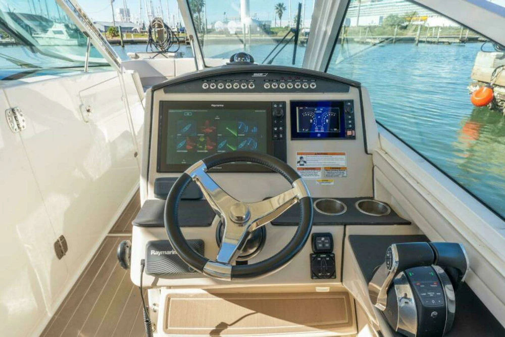Boston Whaler 320 Vantage Yacht For Sale