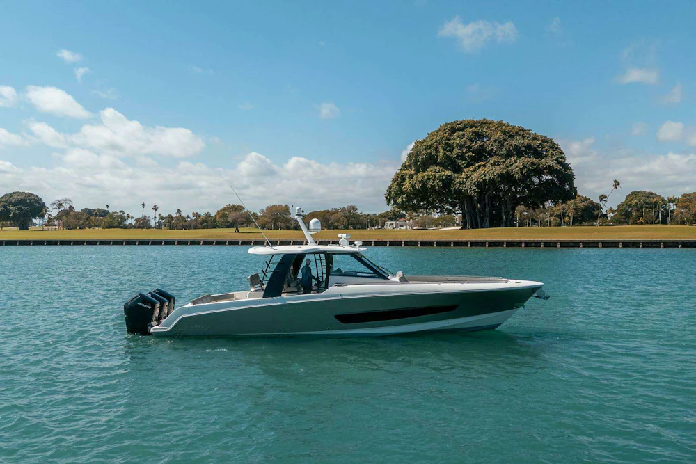 Boston Whaler 420 Outrage Yacht For Sale