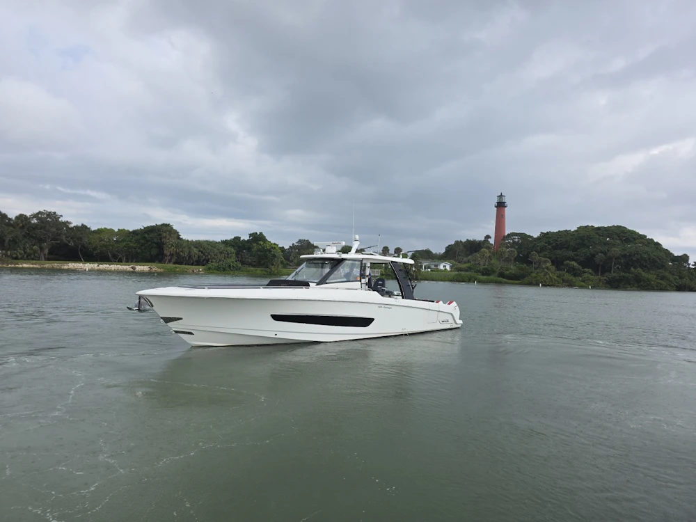 Boston Whaler 420 Outrage Yacht For Sale