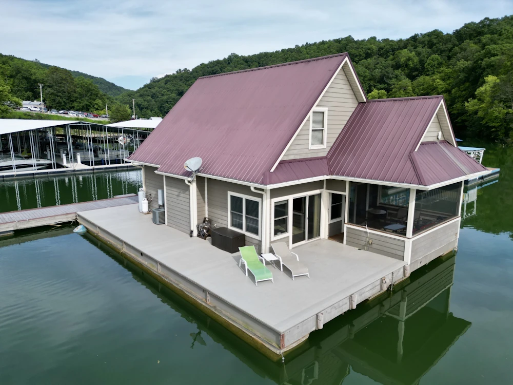 Custom Floating Cabin - Approx 1340sqft Yacht For Sale