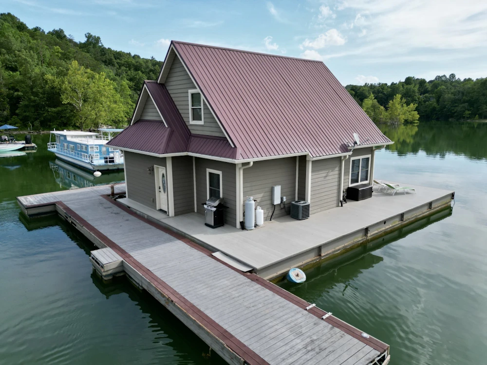 Custom Floating Cabin - Approx 1340sqft Yacht For Sale