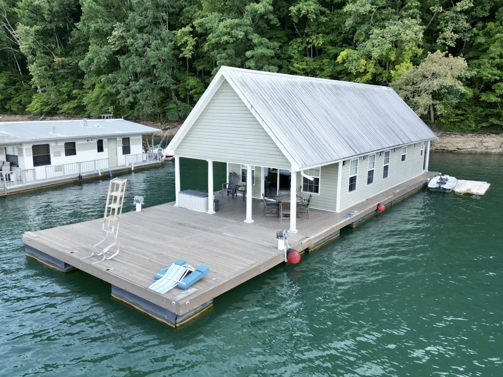 Custom 20 x 43 Floating Cabin - Approx 812sqft Yacht For Sale