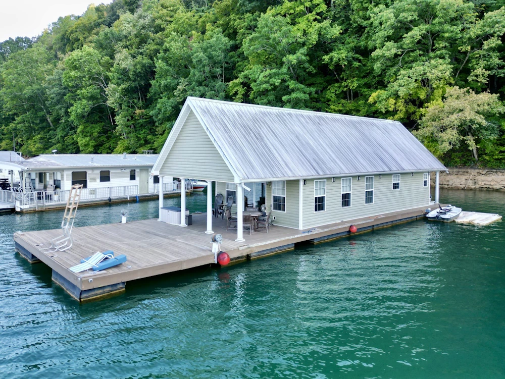 Custom 20 x 43 Floating Cabin - Approx 812sqft Yacht For Sale