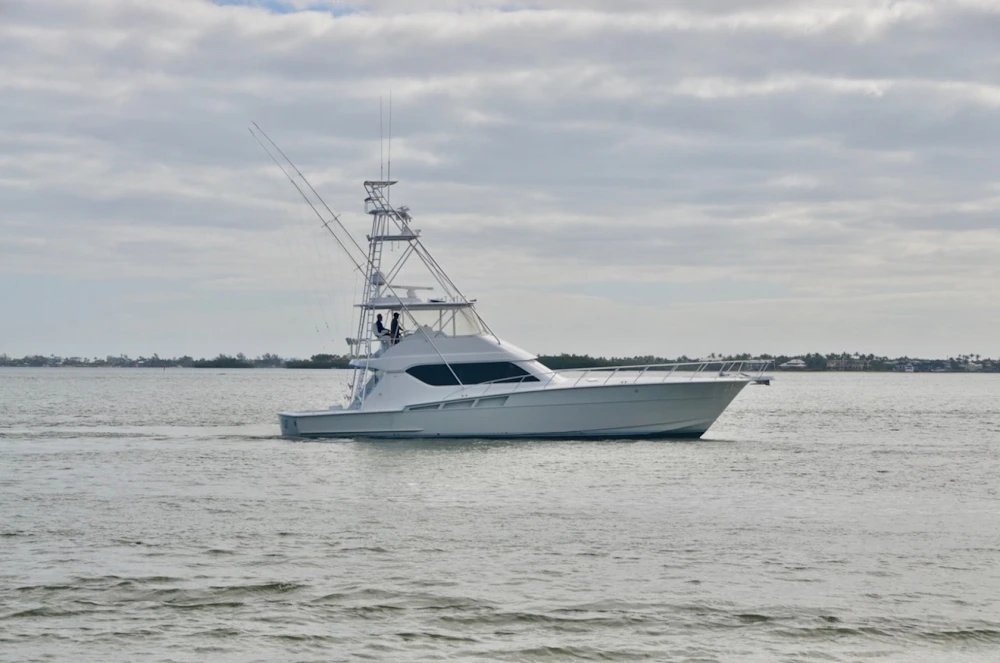 Hatteras 60 Convertible Yacht For Sale