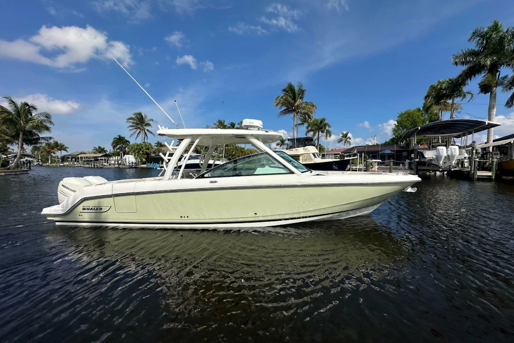 Boston Whaler 320 Vantage Yacht For Sale