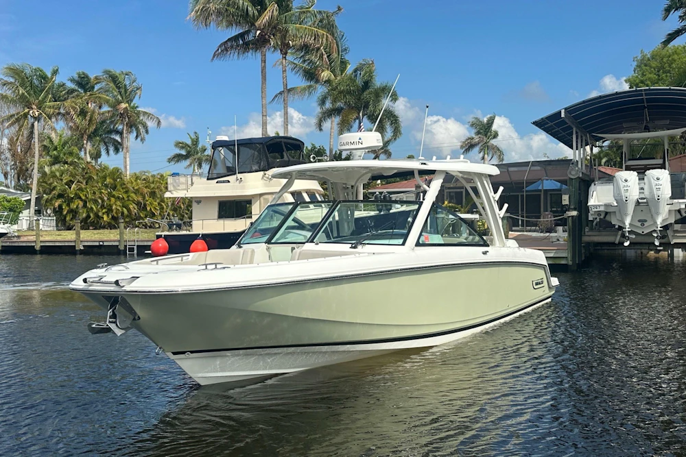 Boston Whaler 320 Vantage Yacht For Sale
