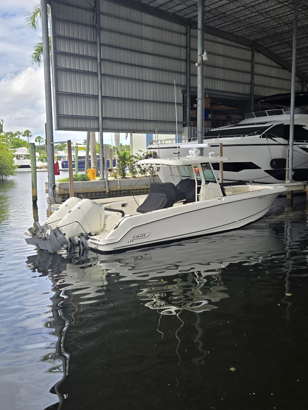 Boston Whaler 330 Outrage Yacht For Sale