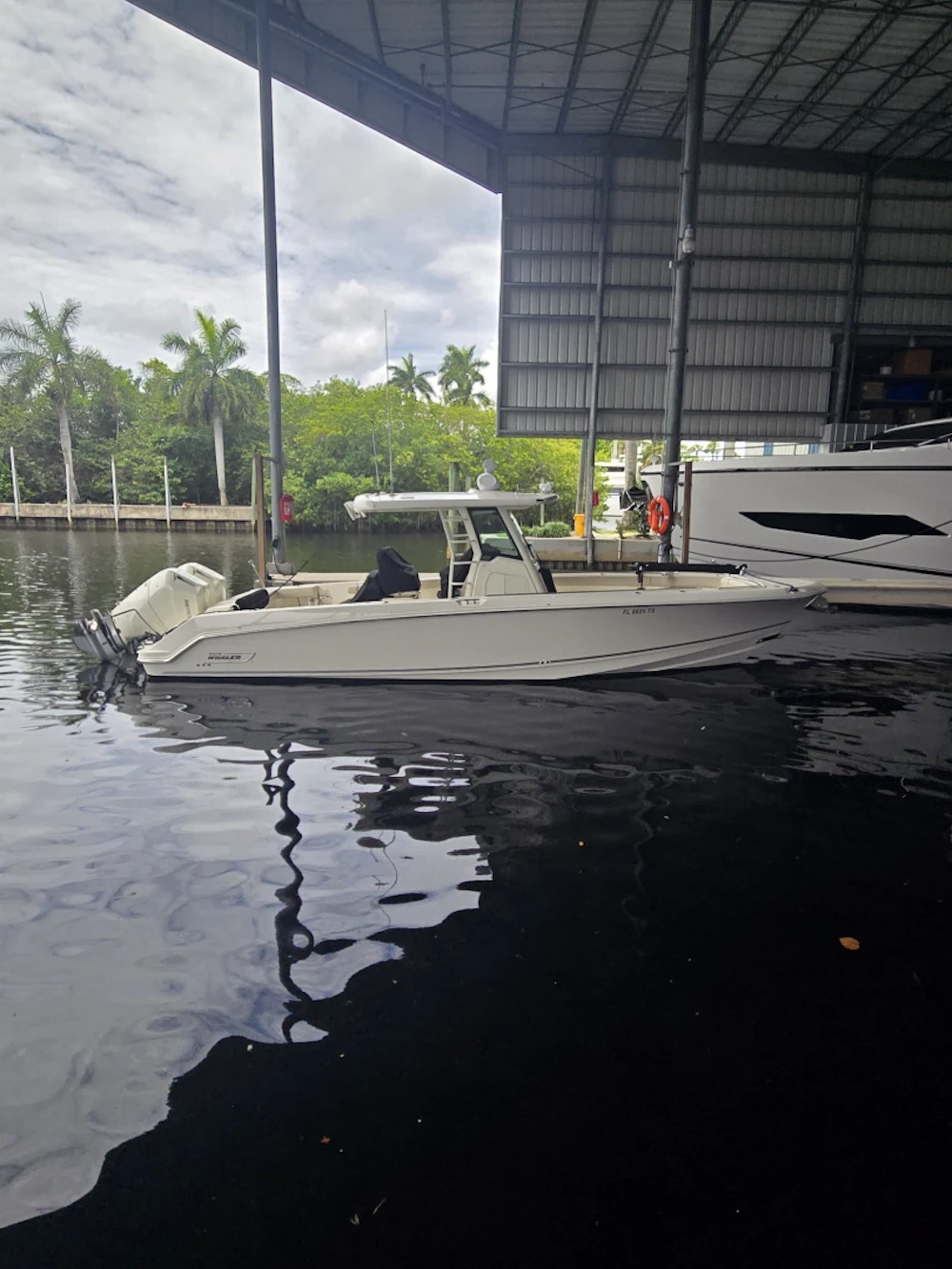 Boston Whaler 330 Outrage Yacht For Sale