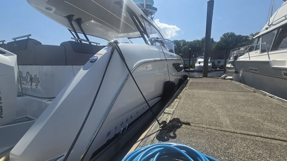 Four Winns TH36 Yacht For Sale