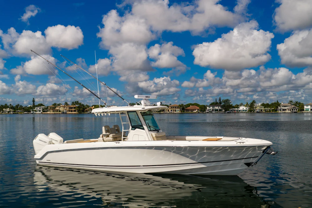 Boston Whaler 330 Outrage Yacht For Sale