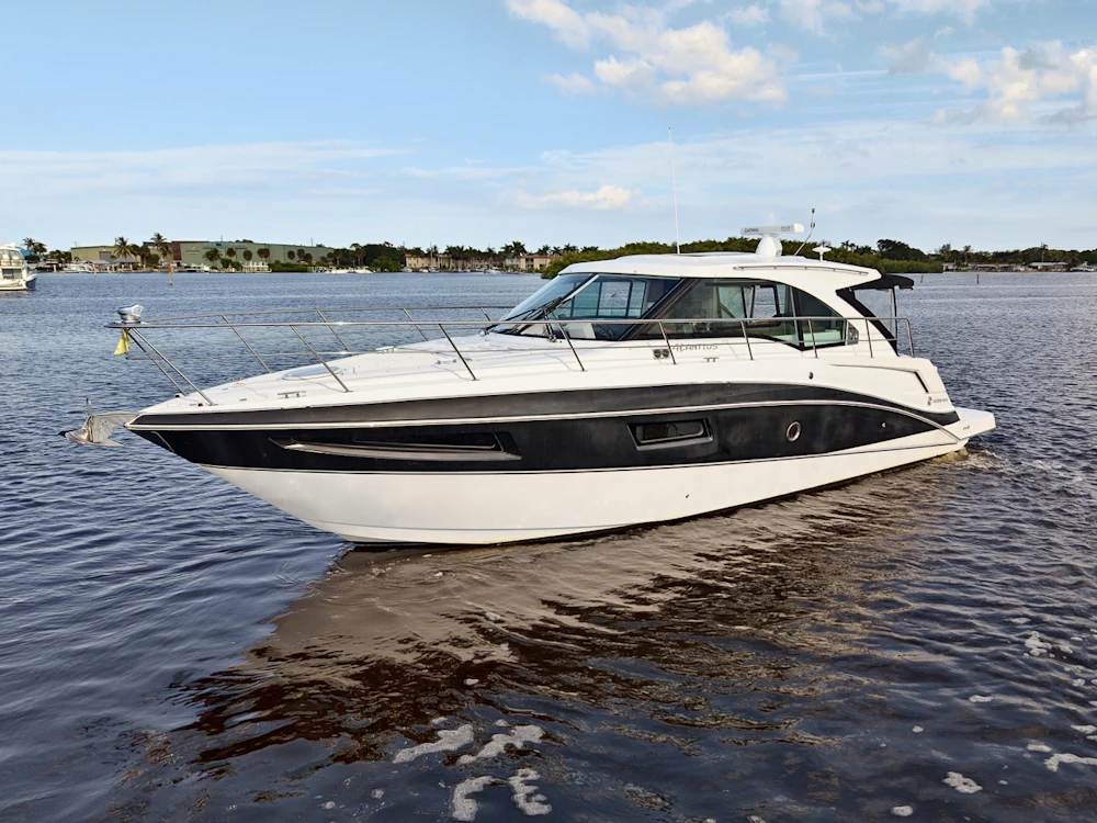 Cruisers Yachts  Yacht For Sale
