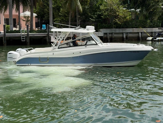World Cat 325DC Yacht For Sale